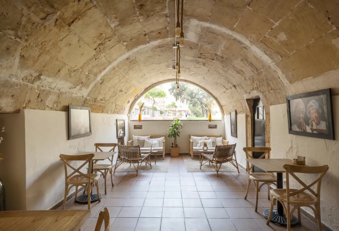 Salón interior con bóveda de cañón siglo XIV — SĀNTAL Palma