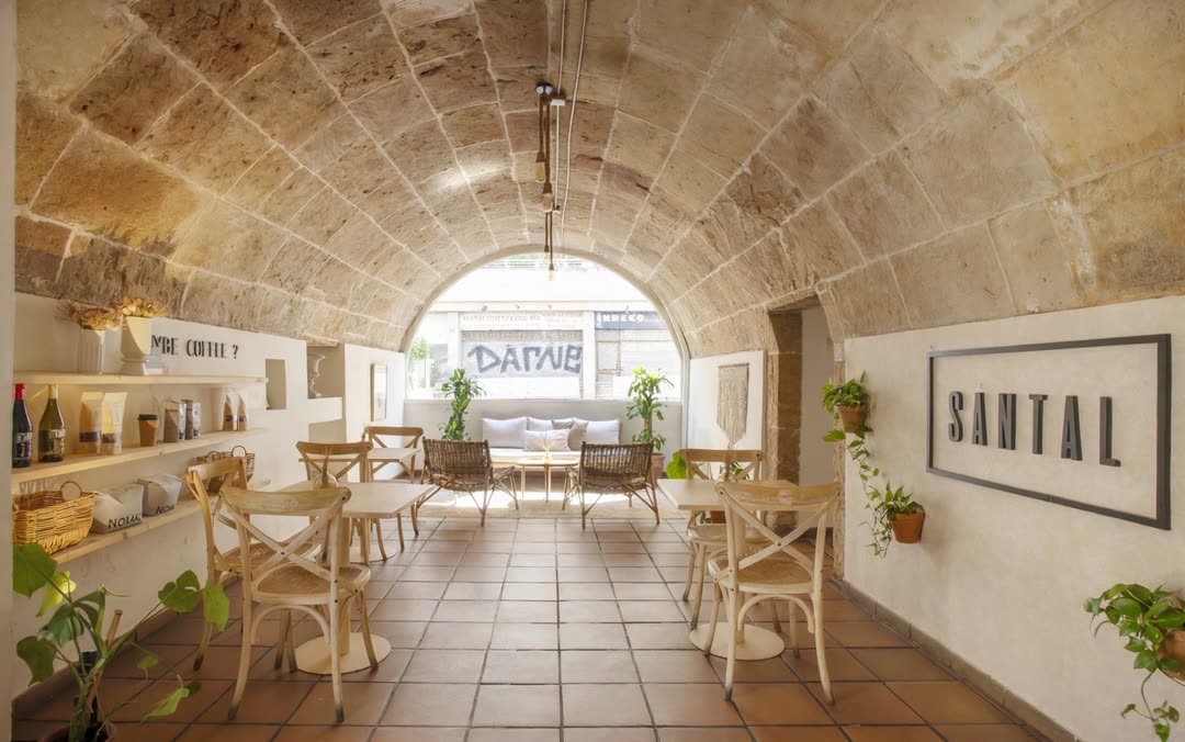 Bóveda de cañón SĀNTAL con letrero histórico — salón principal del venue en Palma Mallorca