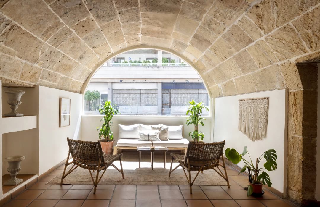 Lounge bajo la bóveda con luz natural — SĀNTAL Palma