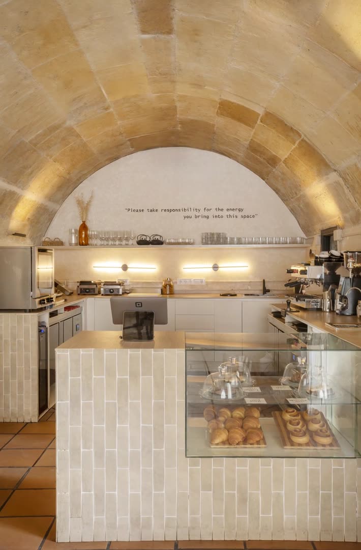 Barra del salón con bollería artesanal — SĀNTAL Palma