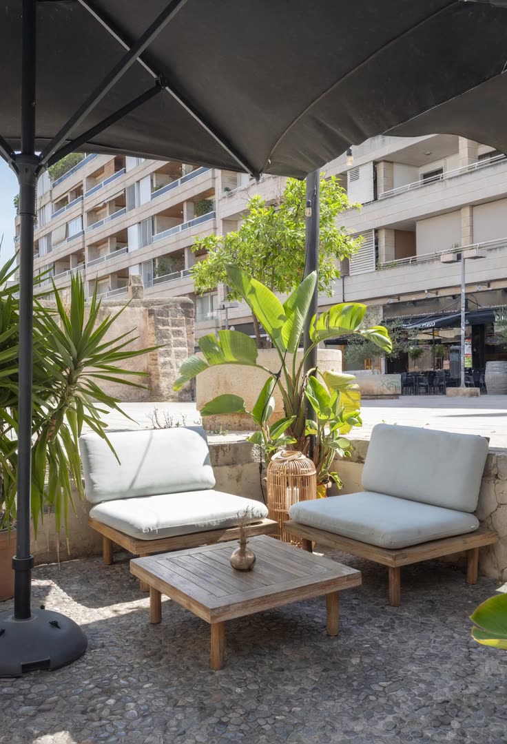 Sillones lounge en la terraza con vegetación tropical — SĀNTAL Palma