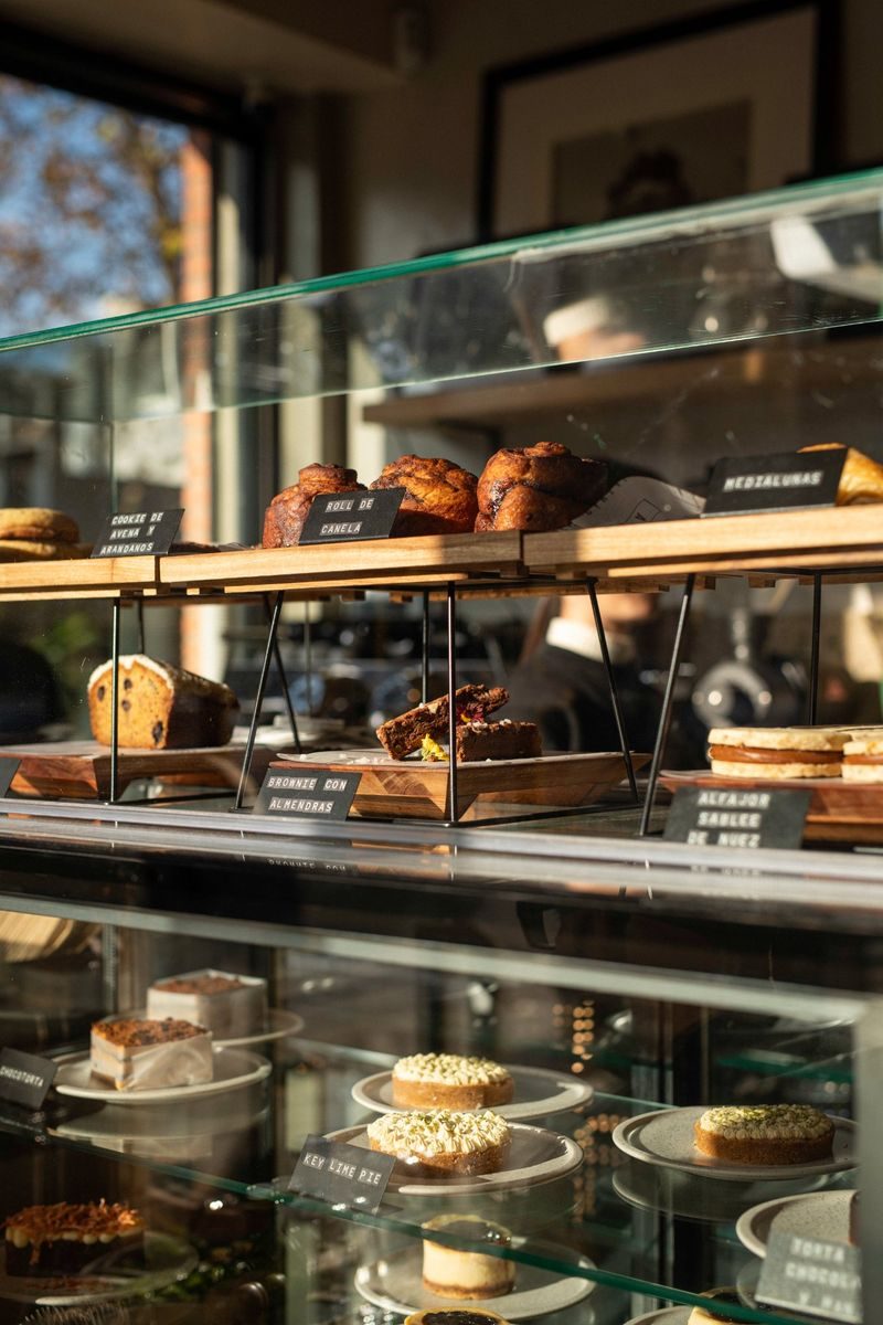 Vitrina de pastelería SĀNTAL Buenos Aires — roll de canela, brownie, alfajor sablée y medialunas artesanales