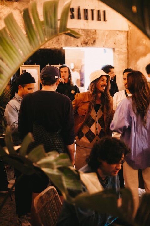 Ambiente íntimo en SĀNTAL Palma — evento bajo arco de piedra siglo XIV